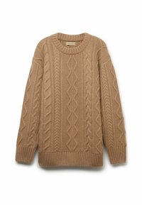 Kabelstrickpullover in Beige mit rundem Halsausschnitt und gerippten Bündchen. Die Textur umfasst eine Mischung aus Mustern und erhabenen Stichen.