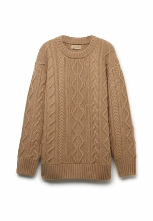 Kabelstrickpullover in Beige mit rundem Halsausschnitt und gerippten Bündchen. Die Textur umfasst eine Mischung aus Mustern und erhabenen Stichen.