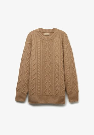 Kabelstrickpullover in Beige mit rundem Halsausschnitt und gerippten Bündchen. Die Textur umfasst eine Mischung aus Mustern und erhabenen Stichen.