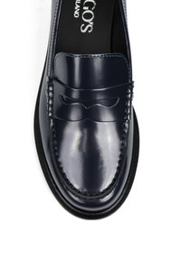 Granatowe skórzane loafersy o gładkim wykończeniu, dekoracyjnym przeszyciu i wyciętym wzorze na cholewce. Czarna podeszwa z delikatnym połyskiem.