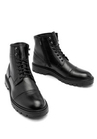 Czarne skórzane botki za kostkę o gładkim wykończeniu, z zapięciem na sznurówki, bocznym zamkiem błyskawicznym oraz wytrzymałą gumową podeszwą z bieżnikiem.