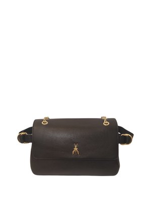 Borsa a tracolla in pelle nera con emblema d'insetto dorato e dettagli della tracolla a catena dorata, forma rettangolare con chiusura a patta.