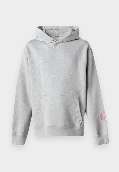 Haut à capuche gris en mélange de coton doux, doté d'une poche avant, d'une capuche avec cordon de serrage et d'un graphique de rose rose sur la manches gauche.