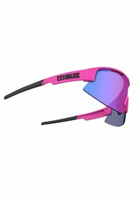 Occhiali sportivi da sole con montatura rosa brillante, stecche nere e lenti blu specchiate, caratterizzati da un design avvolgente e una grande copertura delle lenti.