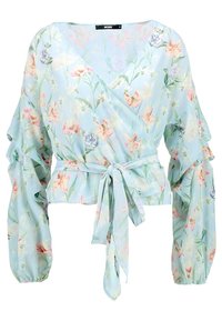 Světlomodrý květinový zavinovací top s dlouhými, objemnými rukávy se shrnutými manžetami a odpovídajícím páskem na vázání v pase.