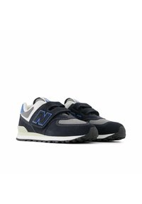 Marineblaue und graue Wildledersneakers mit einer hellgrauen Zunge und blauen Akzenten. Sie verfügen über Klettverschlussriemen und eine strukturierte Gummisohle für bessere Traktion.