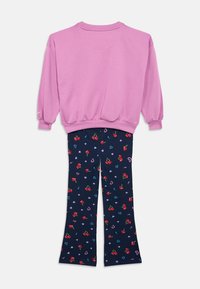 Παιδικό σύνολο με ροζ μπλούζα μακρυμάνικη και μπλε παντελόνι, διακοσμημένο με κόκκινες κερασιές, μπλε και ροζ καρδιές και μικρά πολύχρωμα σχήματα.