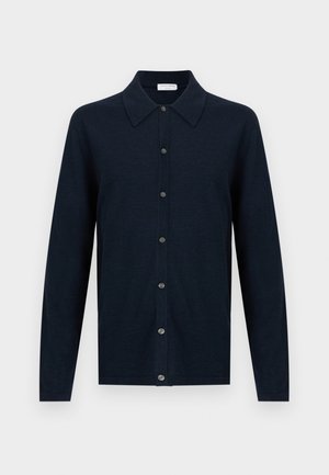 Mornarsko plavi kardigan dugih rukava s šiljatim ovratnikom i zatvaranjem na gumbe sprijeda, prikazan na bijeloj pozadini.