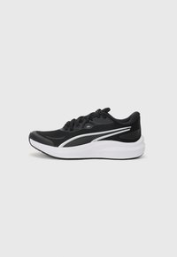 Chaussure de sport noire avec dessus en maille respirante, rayures blanches, semelle rembourrée et semelle extérieure en caoutchouc texturé pour l'adhérence.