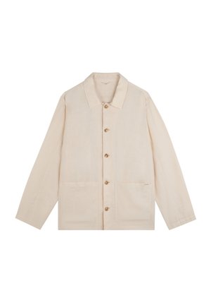 Camisa beige de manga larga con botones, cuello y dos bolsillos delanteros de parche, tendida sobre un fondo blanco.