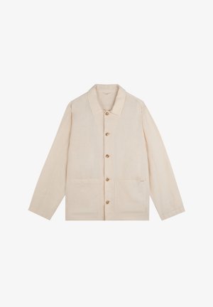 Camisa beige de manga larga con botones, cuello y dos bolsillos delanteros de parche, tendida sobre un fondo blanco.