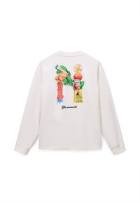 Λευκό πουκάμισο με μακριά μανίκια που παρουσιάζει πολύχρωμο γραφικό σχέδιο στην πλάτη, συμπεριλαμβανομένων εικονογραφήσεων φαγητού, φυτών και σηματοδότη προειδοποίησης.