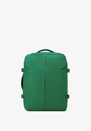 Valigia morbida rettangolare verde con fibbie laterali, cuciture anteriori, manico superiore e una piccola targhetta verticale con il logo al centro.