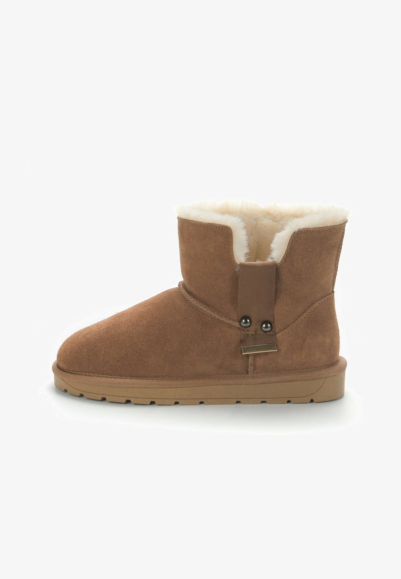 Braune Wildleder-Stiefelette mit Kunstfellfutter, flacher Gummisohle, seitlichem Riemen mit zwei dekorativen Knöpfen und einem glatten, schlichten Design.