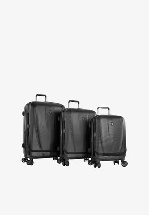 Tre valigie nere rigide di varie dimensioni, con superfici texture, doppie ruote e manici telescopici per una facile manovrabilità.