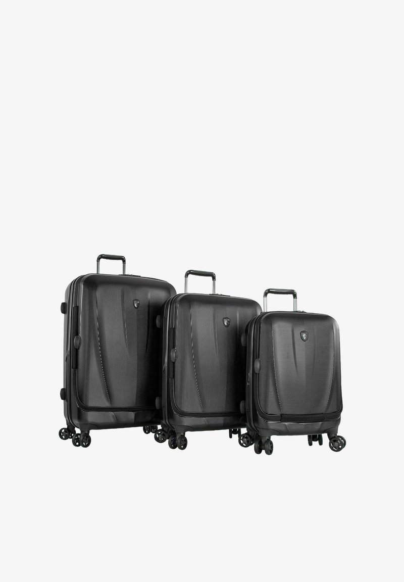 Tre valigie nere rigide di varie dimensioni, con superfici texture, doppie ruote e manici telescopici per una facile manovrabilità.