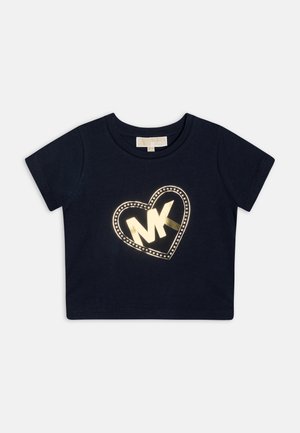 Schwarzes kurzärmeliges Crop-T-Shirt mit einem metallischen goldenen Herz und „MK“-Buchstaben, die vorne von kleinen goldenen Nieten umrandet sind.