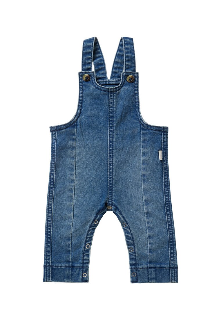 Blauwe denim salopette met verstelbare banden, metalen knopen en drukknoopsluitingen aan de onderkant. Textuurstof met zichtbare stikdetails.