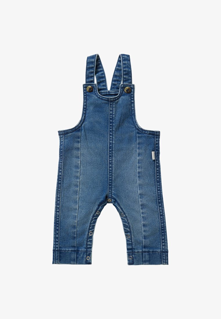 Blauwe denim salopette met verstelbare banden, metalen knopen en drukknoopsluitingen aan de onderkant. Textuurstof met zichtbare stikdetails.
