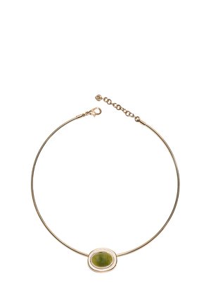 Collana choker sottile in oro con pendente centrale in pietra verde ovale e chiusura con catena regolabile.