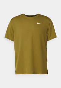 Camiseta de manga corta verde oliva hecha de tela transpirable, con un escote redondo y un pequeño logo blanco de Nike en el lado izquierdo del pecho.