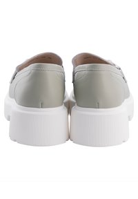 Ljusgröna läder slip-on skor med vadderad krage och en strukturerad vit plattformssula, med minimal sömnad och utan synlig hårdvara.