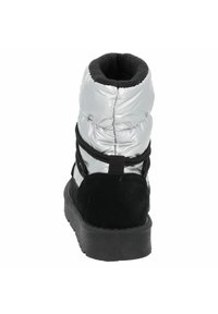 Bota aislante negra y plateada con parte superior acolchada, que presenta materiales texturizados y una suela de goma, incluye correas elásticas para un ajuste seguro.