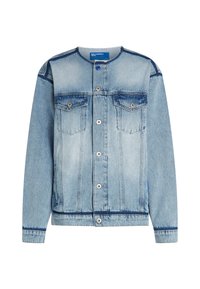 Gaiši zils džinsa jaka ar pogu aizdari, divām krūšu kabatām un kontrastējošiem irieniem. Ir taisna grieza un ribots apakšmalā.