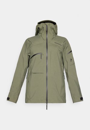 Olivově zelená nepromokavá bunda s kapucí, několika zipovými kapsami, nastavovacími manžetami a hladkým povrchem. Má minimalistický design.