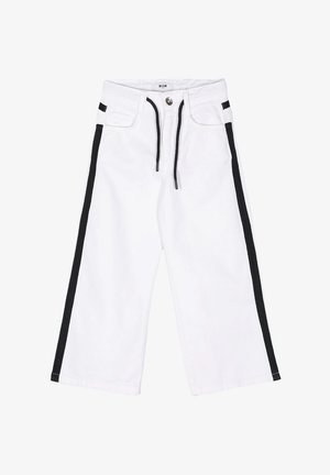 Pantaloni bianchi a gamba larga in cotone, con strisce laterali nere, vita con coulisse e tasche frontali. Chiusura con bottone in metallo.