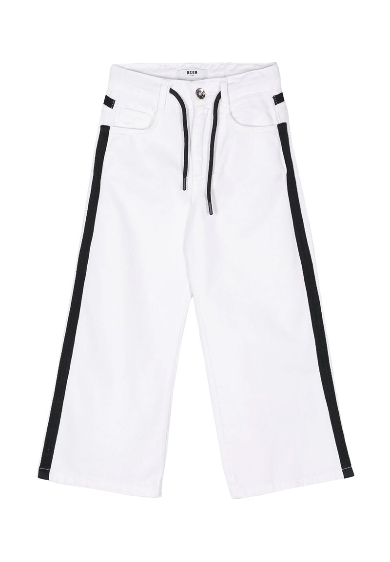 Pantaloni bianchi a gamba larga in cotone, con strisce laterali nere, vita con coulisse e tasche frontali. Chiusura con bottone in metallo.