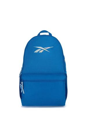 Mochila azul con bolsillo frontal con cremallera, bolsillos laterales de malla, asa superior y un logo blanco reflectante en el panel frontal superior.