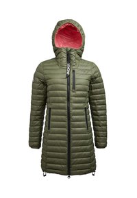 Groene gewatteerde jas met een roze gevoerde capuchon, twee ritszakken aan de zijkanten, ritssluiting aan de voorkant en een logo op de linker schouder.