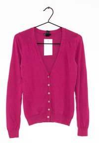 Magenta sweter z długimi rękawami i dekoltem w kształcie V; posiada zapięcie na guziki i ściągacze na rękawach, wykonany z miękkiego materiału. Przyczepiona metka z ceną.