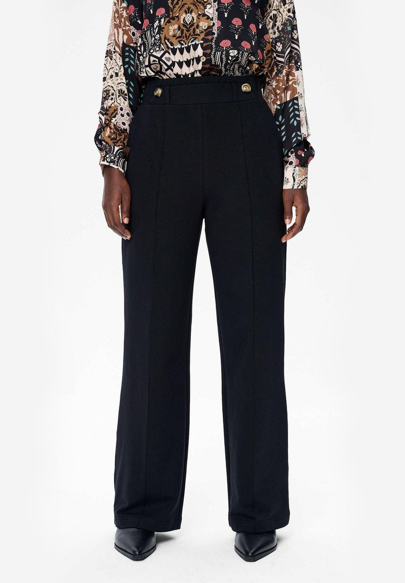 Zwarte wijde broek met een tailored design, voorzien van een hoge taille, plooien aan de voorkant en gouden knoopaccenten. Gladde stoftextuur.