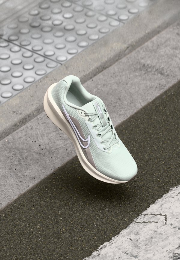 DOWNSHIFTER 13 - Road running shoes