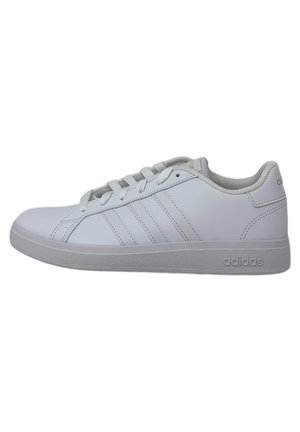 Baskets basses blanches Adidas avec trois bandes cousues, laçage devant, col rembourré, semelle et languette de talon de marque.