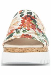 Buty wsuwane w kwiatowy wzór z białą podstawą, korkową podeszwą pośrednią i teksturowaną cholewką z czerwonymi, pomarańczowymi i zielonymi akcentami.