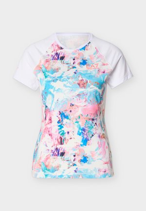 Bílé atletické tričko s krátkým rukávem s abstraktním vzorem v modré, růžové a fialové akvarelové barvě a červeným logem "EA7 Emporio Armani" na hrudi.