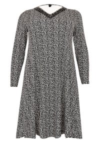Robe à manches longues en noir et blanc avec un motif en chevrons, décolleté en V et une coupe légèrement évasée, fabriquée en tissu doux.