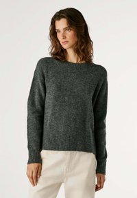 Tumehall villane sviiter pikade varrukatega, ribaga äärisega ja ümar kaelus. Pehme tekstuur ja lõtv istuvus. Tihked varrukaservad.