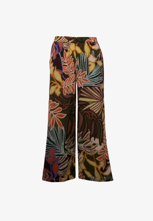 Szerokie spodnie wykonane z miękkiego materiału, z dynamicznym kwiatowym wzorem w odcieniach pomarańczowego, żółtego i zielonego na ciemnym tle.
