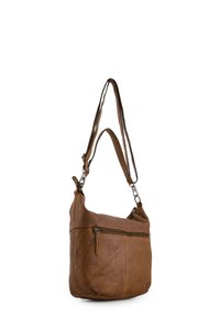 Sacoche en cuir marron avec une surface texturée, un compartiment principal et une poche zippée à l'avant. Dispose d'une longue bandoulière réglable et de quincaillerie en métal.