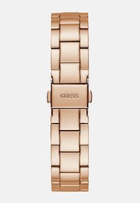 Rosé-goldene Armbanduhr mit einem breiten Metallarmband, das aus rechteckigen Gliedern mit polierter Oberfläche besteht. Der Verschluss hat einen markenbezogenen Klips.