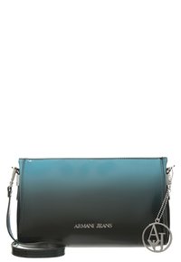 Läderhandväska med en gradientfärg från teal till svart, med en silvrig logotyp och kedjesnodd, slät textur och minimalistisk design.