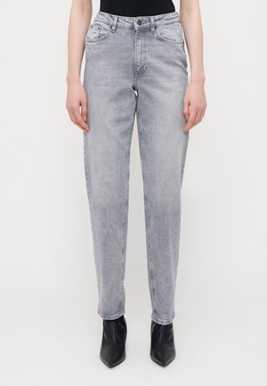 Lys grå denimjeans med en rett ben-design, med høy midje, frontlommer og subtil falming gjennom hele stoffet.