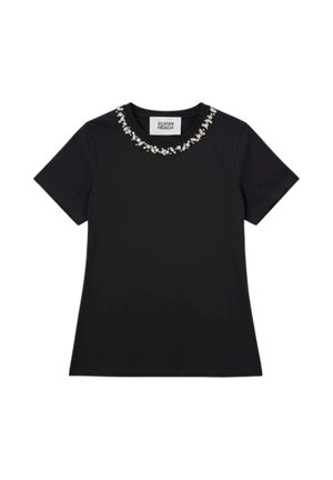T-shirt nera a maniche corte con scollo rotondo decorato con perline bianche e trasparenti lungo il colletto.
