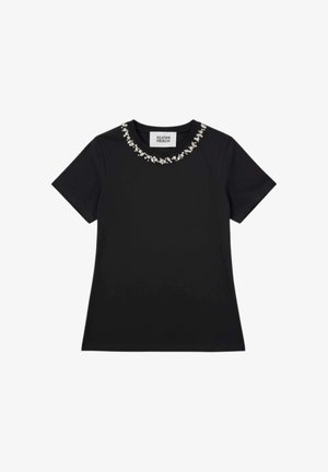 T-shirt nera a maniche corte con scollo rotondo decorato con perline bianche e trasparenti lungo il colletto.