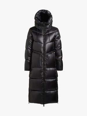 Hosszú fekete steppelt kabát fényes felülettel, túlméretezett kapucnival és cipzáros elülső résszel. Varrással tagolt részekkel és két oldalzsebbel rendelkezik.