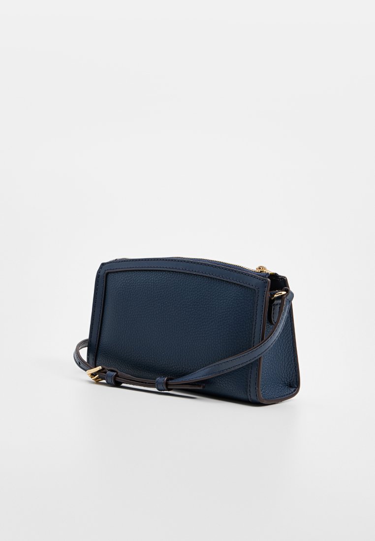 Sac bandoulière en cuir bleu marine avec une finition texturée, un dessus arrondi et des accessoires en or. Il dispose d'une bandoulière réglable et d'une fermeture zippée.